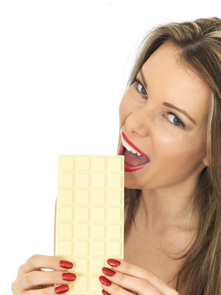 Молодая женщина с белым шоколадом — стоковое фото