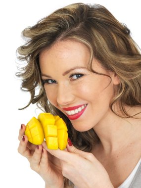 Taze olgun Mango yiyen genç kadın