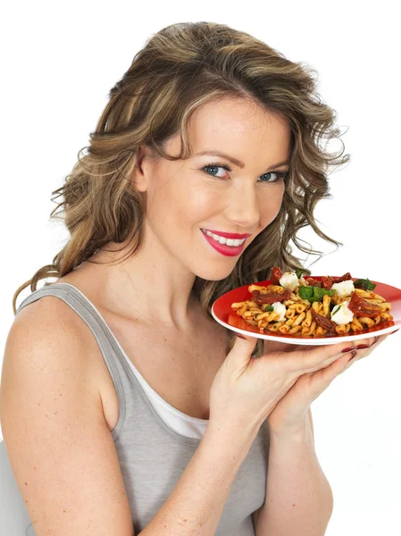 Giovane donna che mangia un'insalata di pasta — Foto Stock