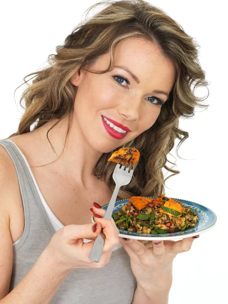 Ung kvinna äta kyckling Tikka och ris sallad — Stockfoto