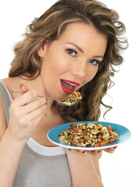 Mujer joven comiendo una ensalada mixta de frijoles —  Fotos de Stock