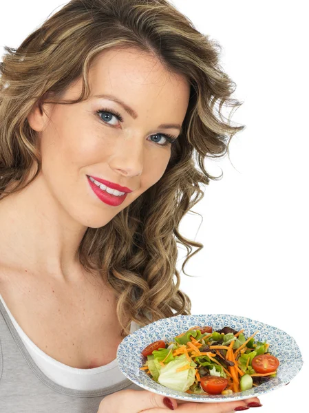 Ung kvinna äta blandade bönor sallad — Stockfoto