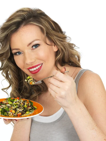 Jovem mulher comendo uma salada aromática — Fotografia de Stock