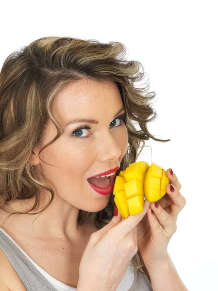 Mujer joven comiendo un mango maduro fresco —  Fotos de Stock