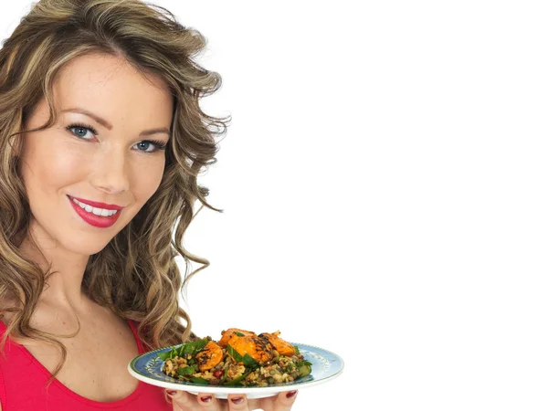 Junge Frau isst ein Huhn Tikka und Reissalat — Stockfoto