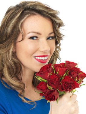Bir demet kırmızı gül tutan genç kadın