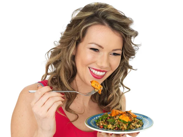 Junge Frau isst ein Huhn Tikka und Reissalat — Stockfoto