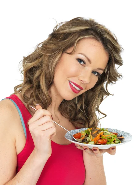 Jovem mulher comendo uma salada de jardim crocante fresco — Fotografia de Stock