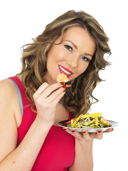 Jovem mulher comendo uma salada de camarão e manga — Fotografia de Stock