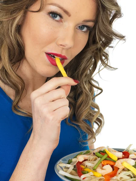 年轻女人吃虾和面条沙拉 — 图库照片