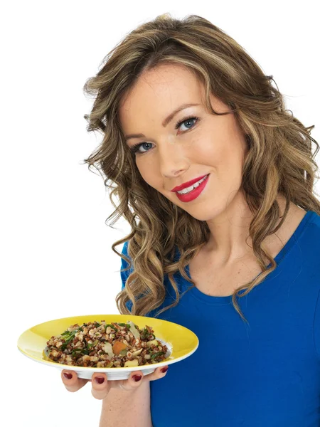 Mujer joven comiendo una ensalada mixta de frijoles — Foto de Stock