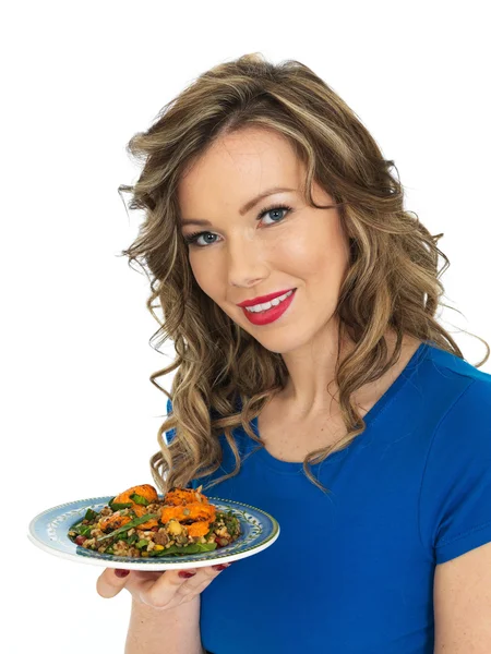 Mujer joven comiendo pollo Tikka y ensalada de arroz —  Fotos de Stock