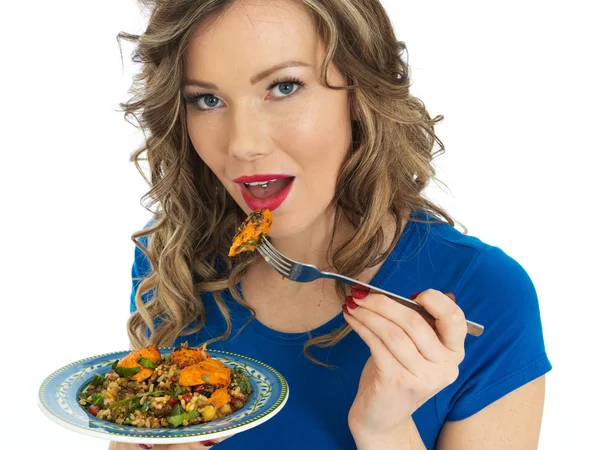 Junge Frau isst Hühnchen-Tikka und Reissalat — Stockfoto