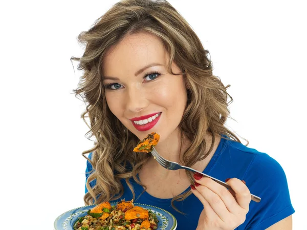Ung kvinna äta kyckling Tikka och ris sallad — Stockfoto