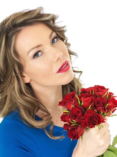 Giovane donna che tiene un mazzo di rose rosse — Foto Stock