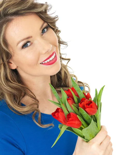 Jonge vrouw met een bos van tulpen — Stockfoto