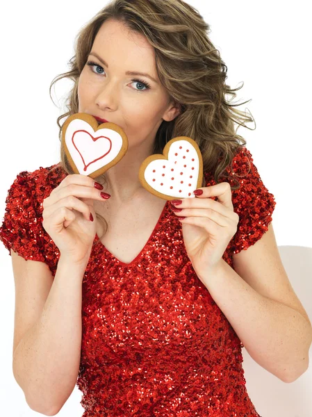 Giovane donna holding San Valentino biscotti allo zenzero — Foto Stock