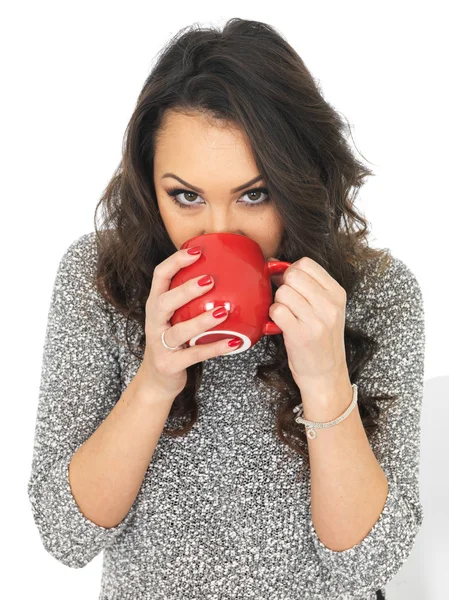 Mujer joven con una taza de café — Foto de Stock