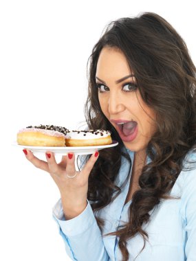 Genç kadın tarafından buzlu Donuts cazip