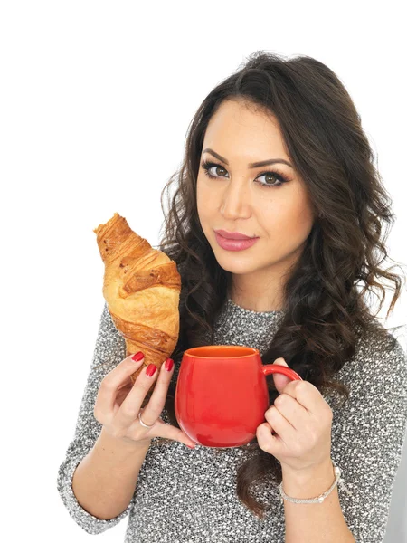 Jovem mulher desfrutando de chá e croissants — Fotografia de Stock