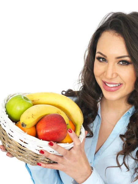 一个拿着一碗水果的年轻女人 — 图库照片
