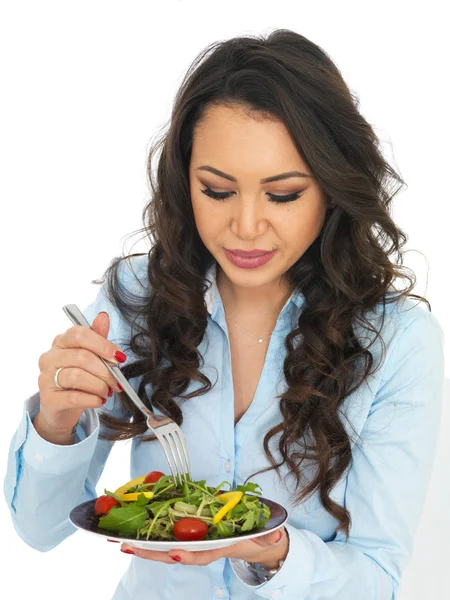 Jovem mulher comendo uma salada — Fotografia de Stock
