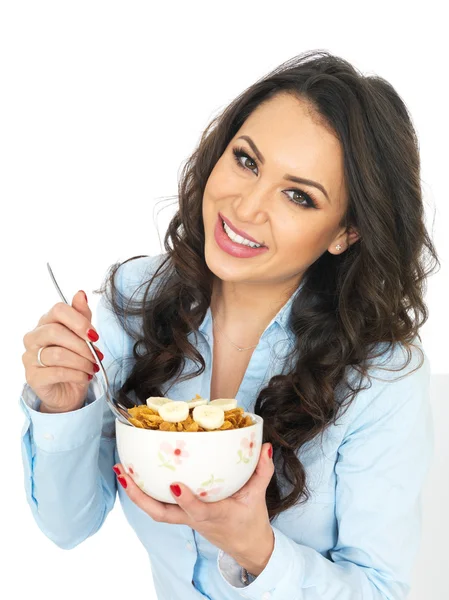 Mujer joven comiendo cereales de desayuno con plátano —  Fotos de Stock