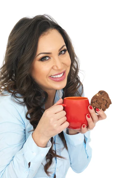 Mujer joven disfrutando del té y las galletas — Foto de Stock