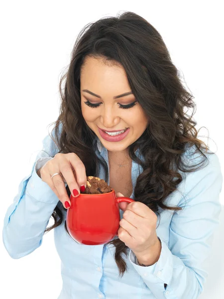 Молодая женщина наслаждается чаем и печеньем — стоковое фото