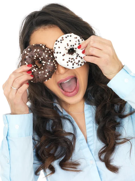 Jonge vrouw verleiden door Iced Donuts — Stockfoto