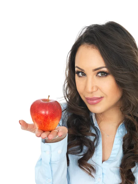 Młoda kobieta trzymająca czerwone jabłko — Zdjęcie stockowe