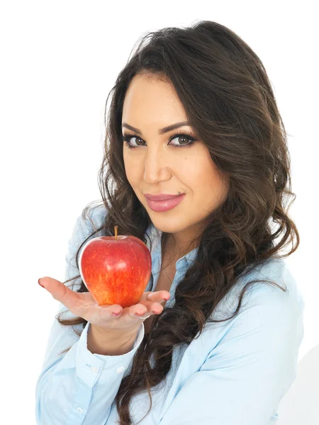 Mladá žena drží červené jablko — Stock fotografie