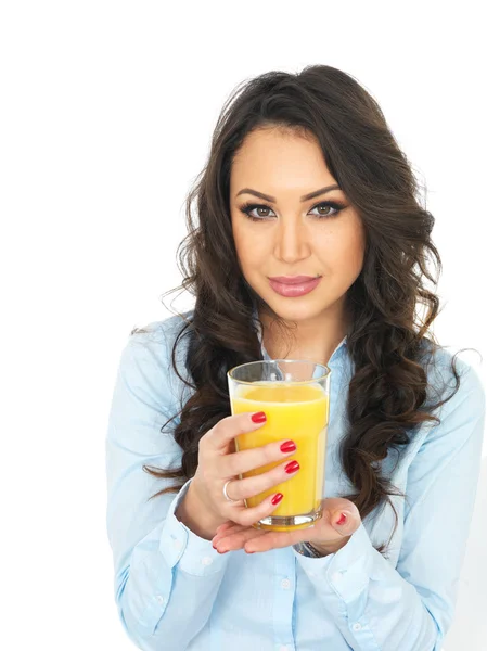 Jovem mulher bebendo suco de laranja fresco — Fotografia de Stock