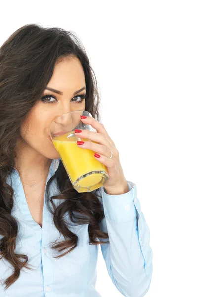 Mujer joven bebiendo jugo de naranja fresco — Foto de Stock