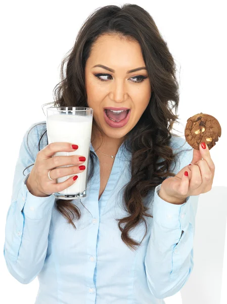 Giovane donna con un bicchiere di latte e biscotti — Foto Stock