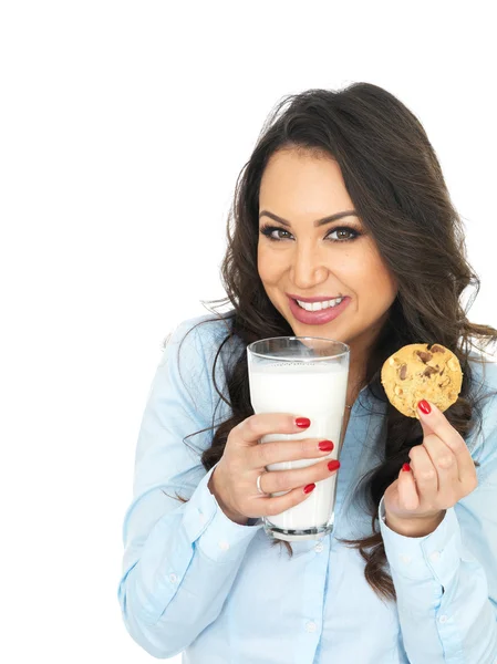 Bir bardak süt ve bisküvi ile genç kadın — Stok fotoğraf