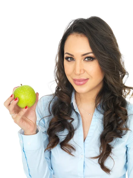 Młoda kobieta trzymająca zielone jabłko — Zdjęcie stockowe