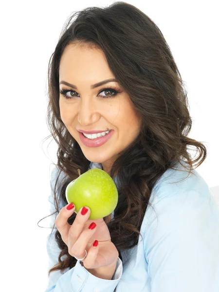 Mujer joven sosteniendo una manzana verde —  Fotos de Stock