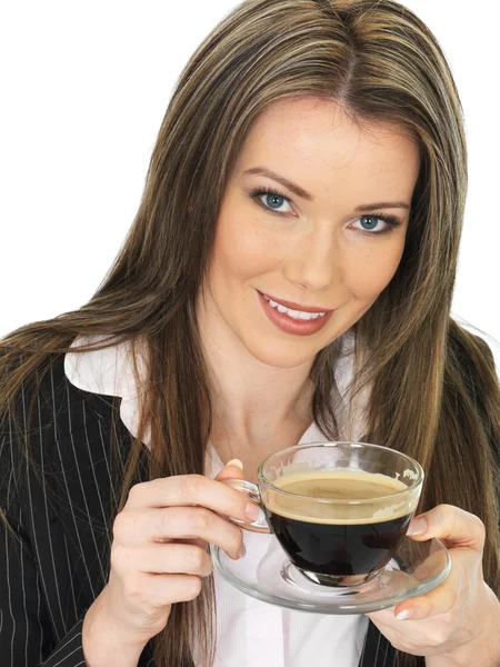 Joven mujer de negocios bebiendo una taza de café negro — Foto de Stock