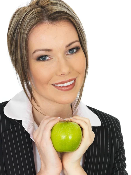 Joven mujer de negocios comiendo una manzana verde jugosa madura fresca —  Fotos de Stock