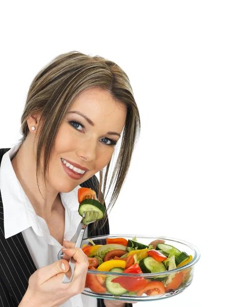 Jovem mulher de negócios comendo uma salada mista fresca — Fotografia de Stock