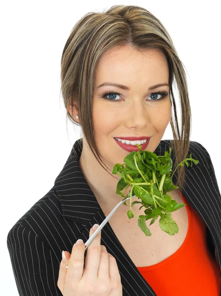 Ung affärskvinna äta blandade blad sallad — Stockfoto