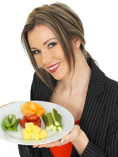 Junge Geschäftsfrau mit fünf Lebensmitteln am Tag — Stockfoto