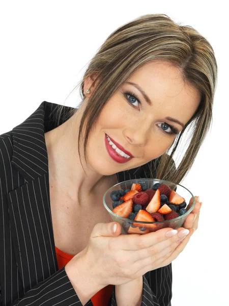 Joven mujer de negocios sosteniendo un tazón de frutas frescas bayas —  Fotos de Stock