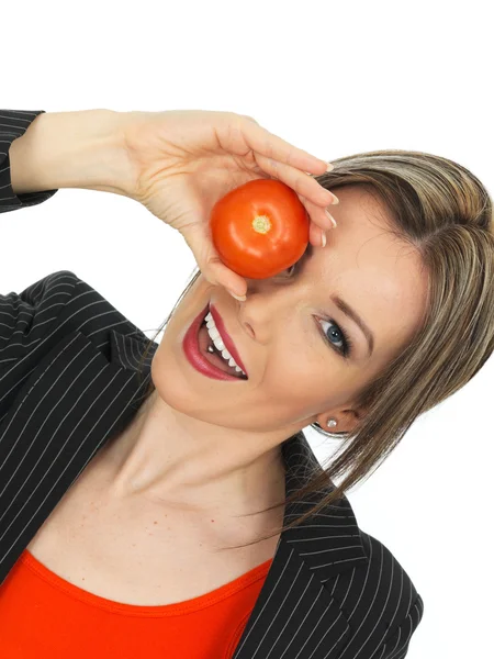 Молодая деловая женщина с сырым помидором — стоковое фото