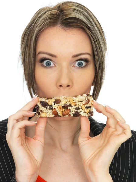 Jovem mulher de negócios comer um café da manhã Cereal Bar — Fotografia de Stock