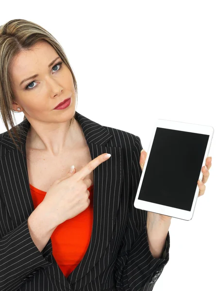 Junge Geschäftsfrau hält Tablet in der Hand — Stockfoto