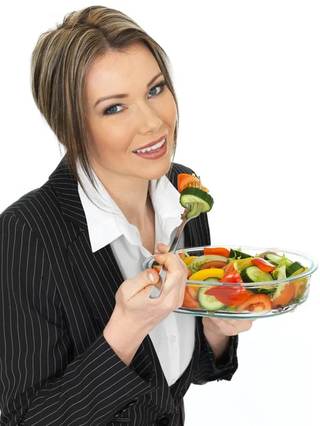 Jeune femme d'affaires mangeant une salade fraîche mélangée Photo De Stock