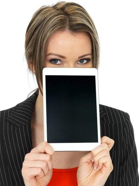 Joven mujer de negocios sosteniendo una tableta —  Fotos de Stock