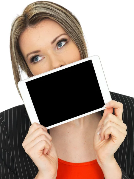 Junge Geschäftsfrau hält Tablet in der Hand — Stockfoto